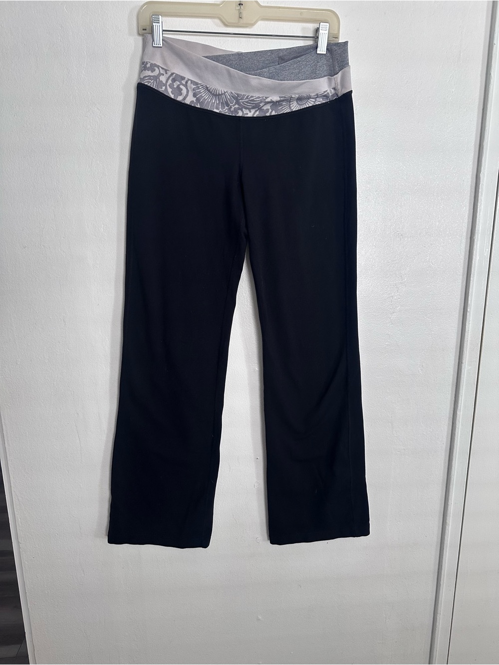 Lululemon Black Groove Pants Yoga Flare Pants Floral Waistband Size 4 / 6